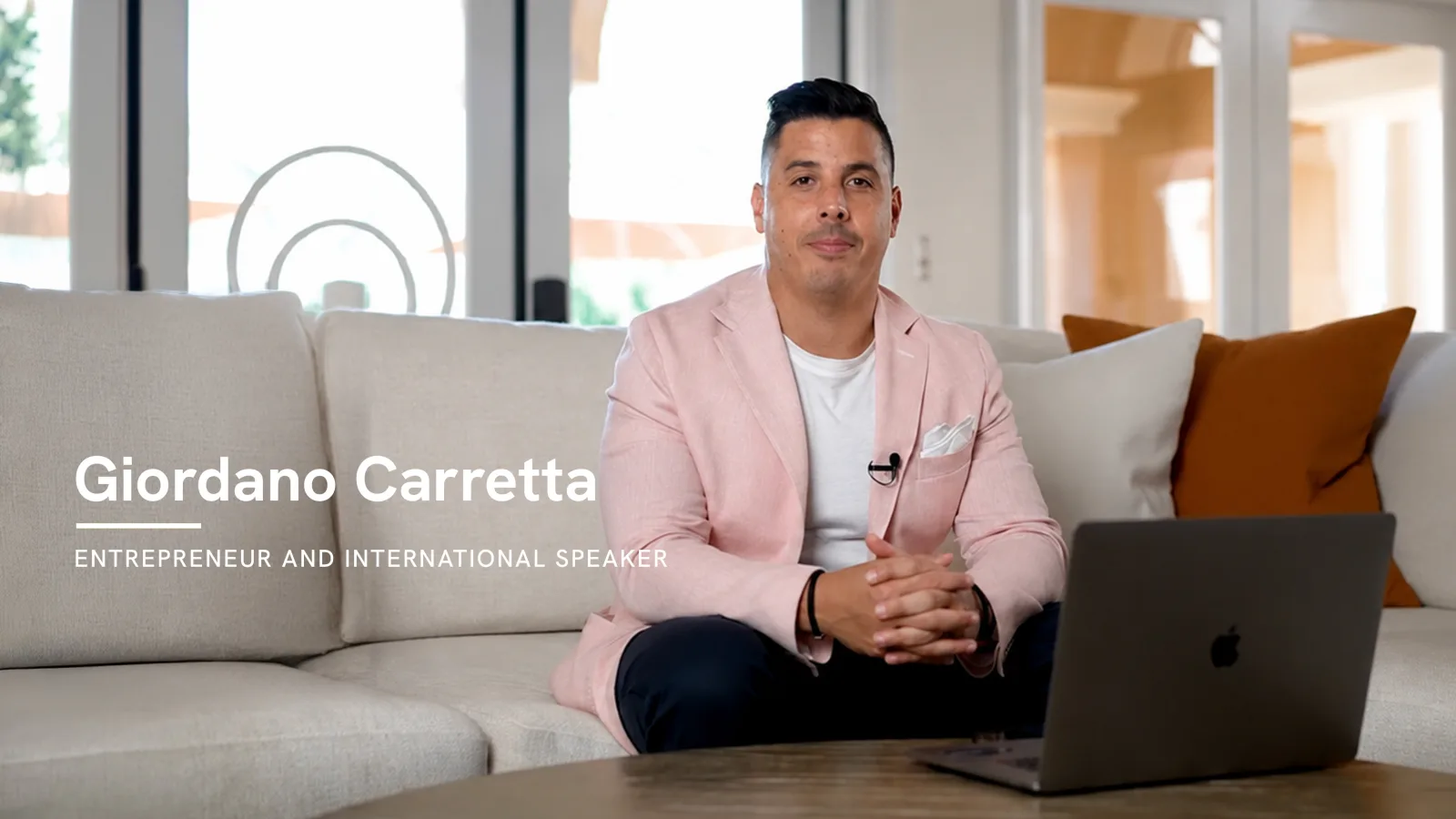 Giordano Carretta, ondernemer en internationaal spreker, zittend om het compensatieplan te introduceren