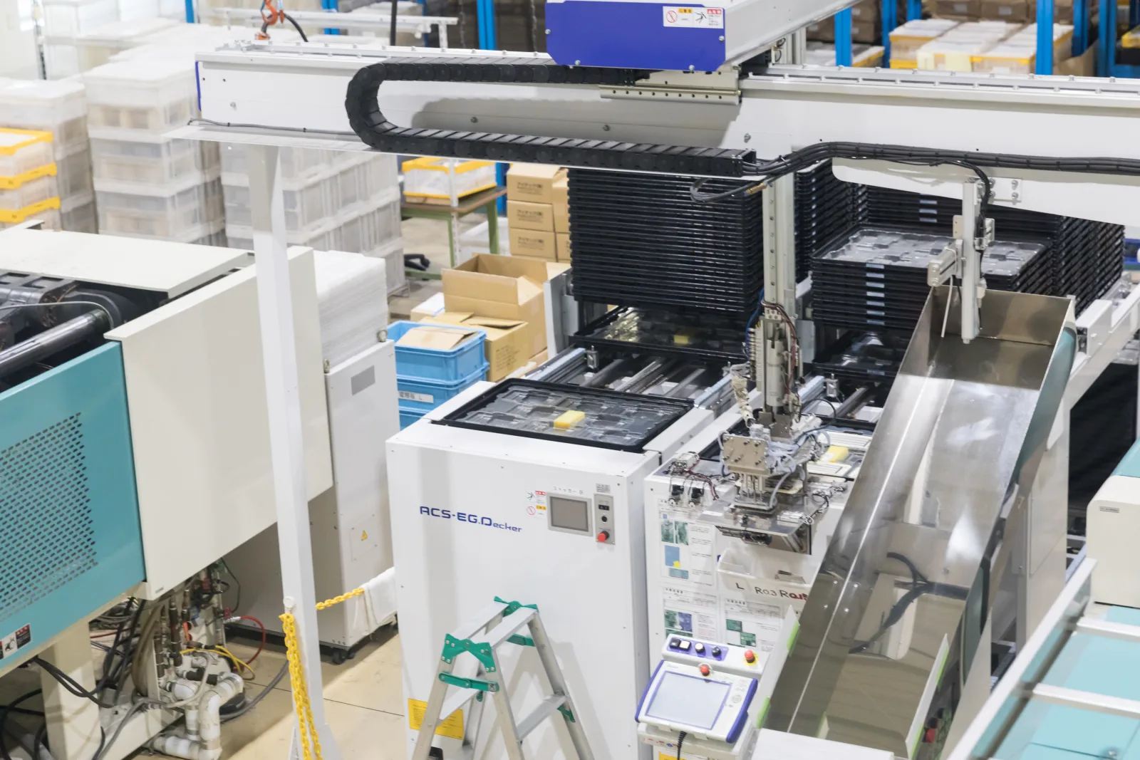 Geautomatiseerde machines op de productielijn van Enagic