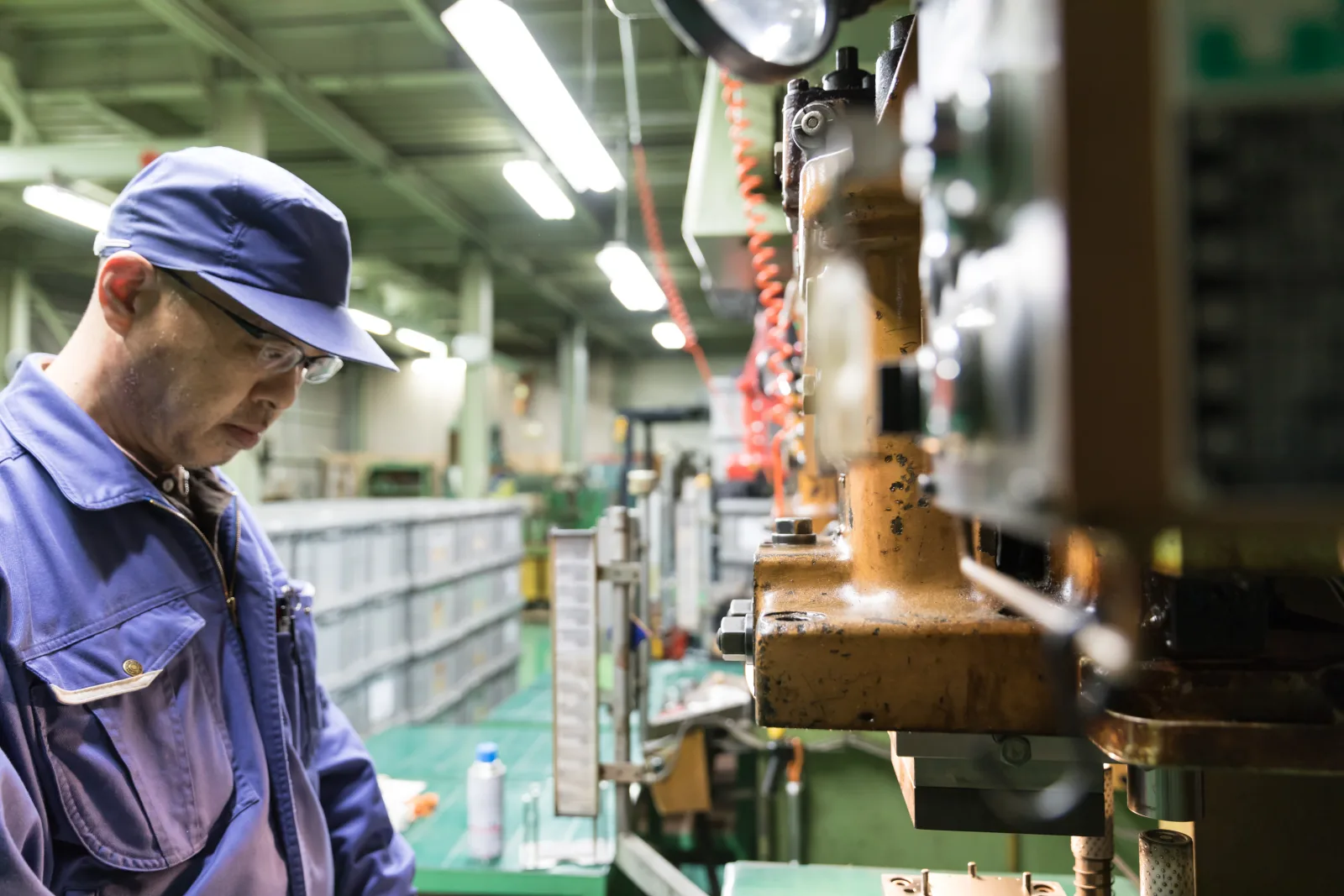 Een technicus die een onderdeel bewerkt in de fabriek van Enagic in Japan