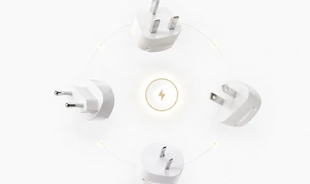 Internationale stekkeradapters gerangschikt rond een stroomsymbool