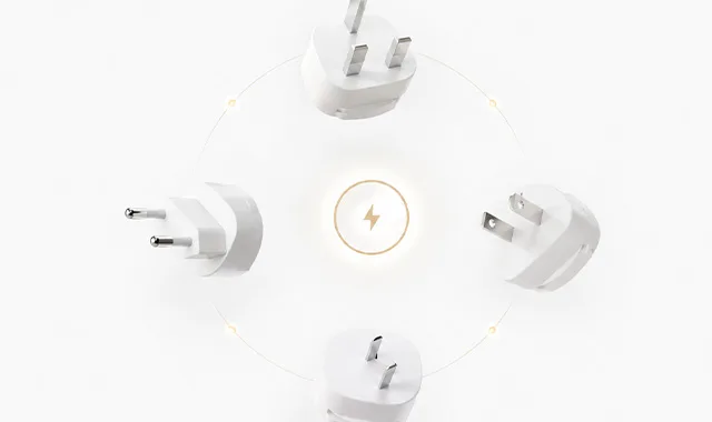 Internationale stekkeradapters gerangschikt rond een stroomsymbool