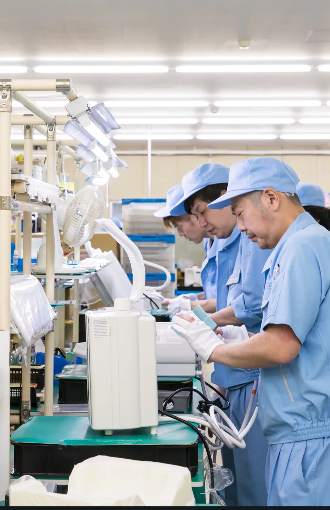 Medewerkers die Kangen Water-machines met de hand assembleren in de fabriek van Enagic in Japan